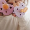 Tétine physiologique caoutchouc naturel 3-36 mois - Violet et Rose (2pcs) Tétine physiologique caoutchouc naturel 3-36 mois - Violet et Rose (2pcs)